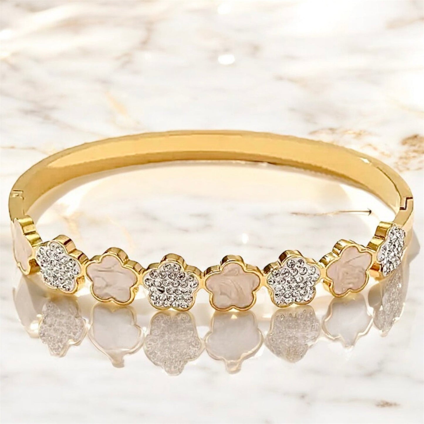 Goldenes Armband mit funkelnden Blumen - CrystalScents