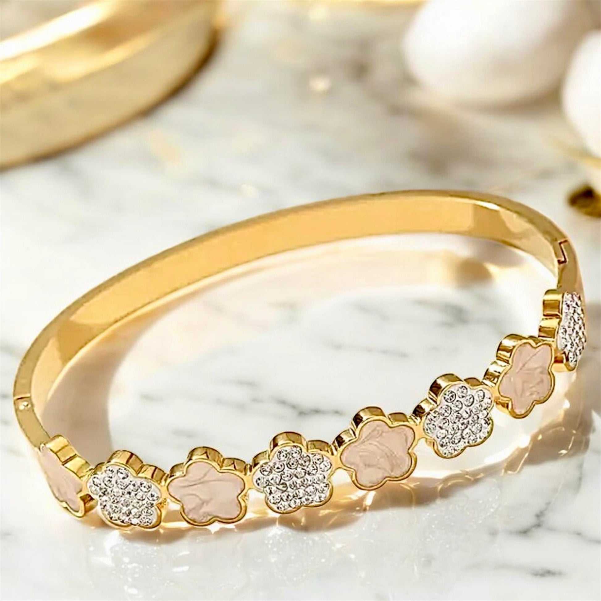 Goldenes Armband mit funkelnden Blumen - CrystalScents