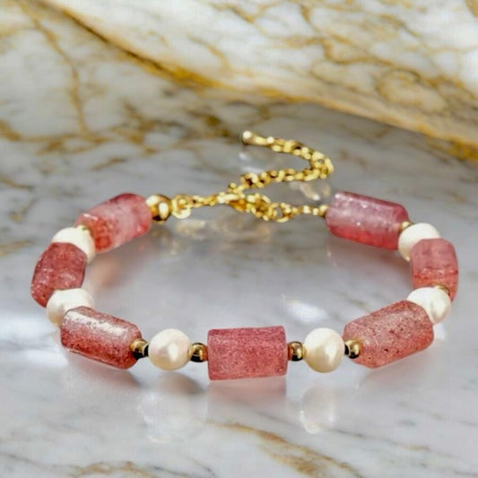 Goldenes Armband mit Perlen und Erdbeerquarz - CrystalScents
