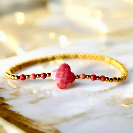 Goldenes Armband mit Rodonit Blüte - CrystalScents