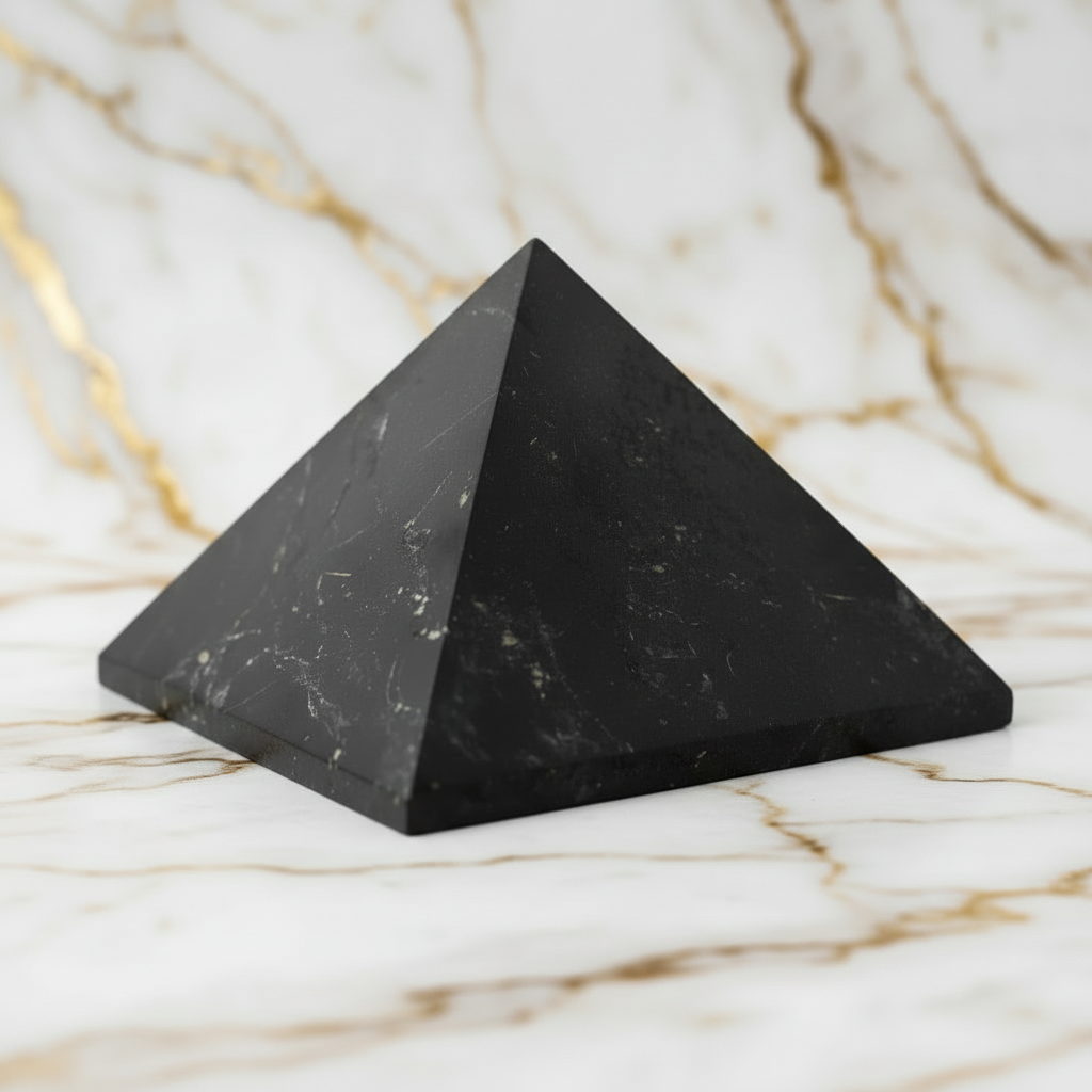 Große Shungit Pyramide erhöhter Winkel