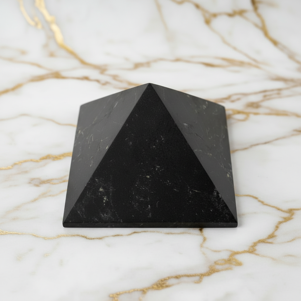 Große Shungit Pyramide von oben