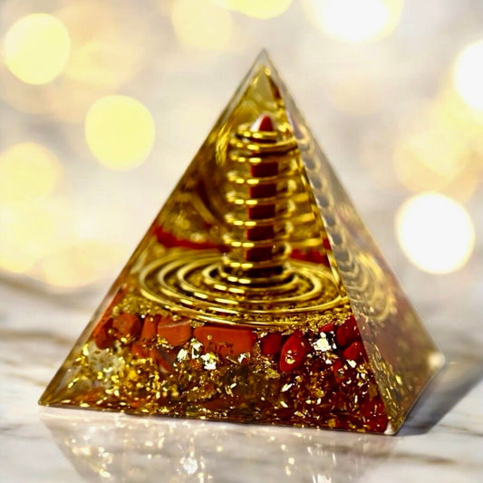 Große Orgonit Pyramide mit Kupferspiralen - CrystalScents