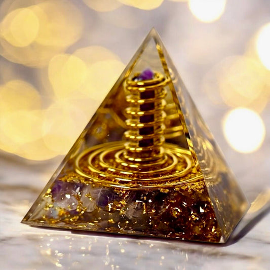 Große Orgonit Pyramide mit Kupferspiralen - CrystalScents