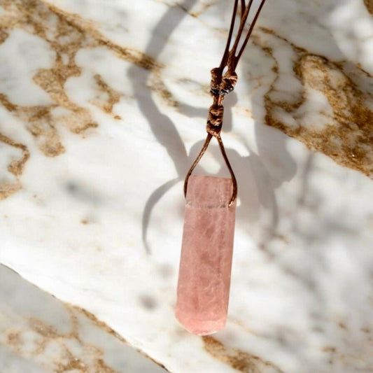 Halskette mit länglichem Erdbeerquarz - CrystalScents