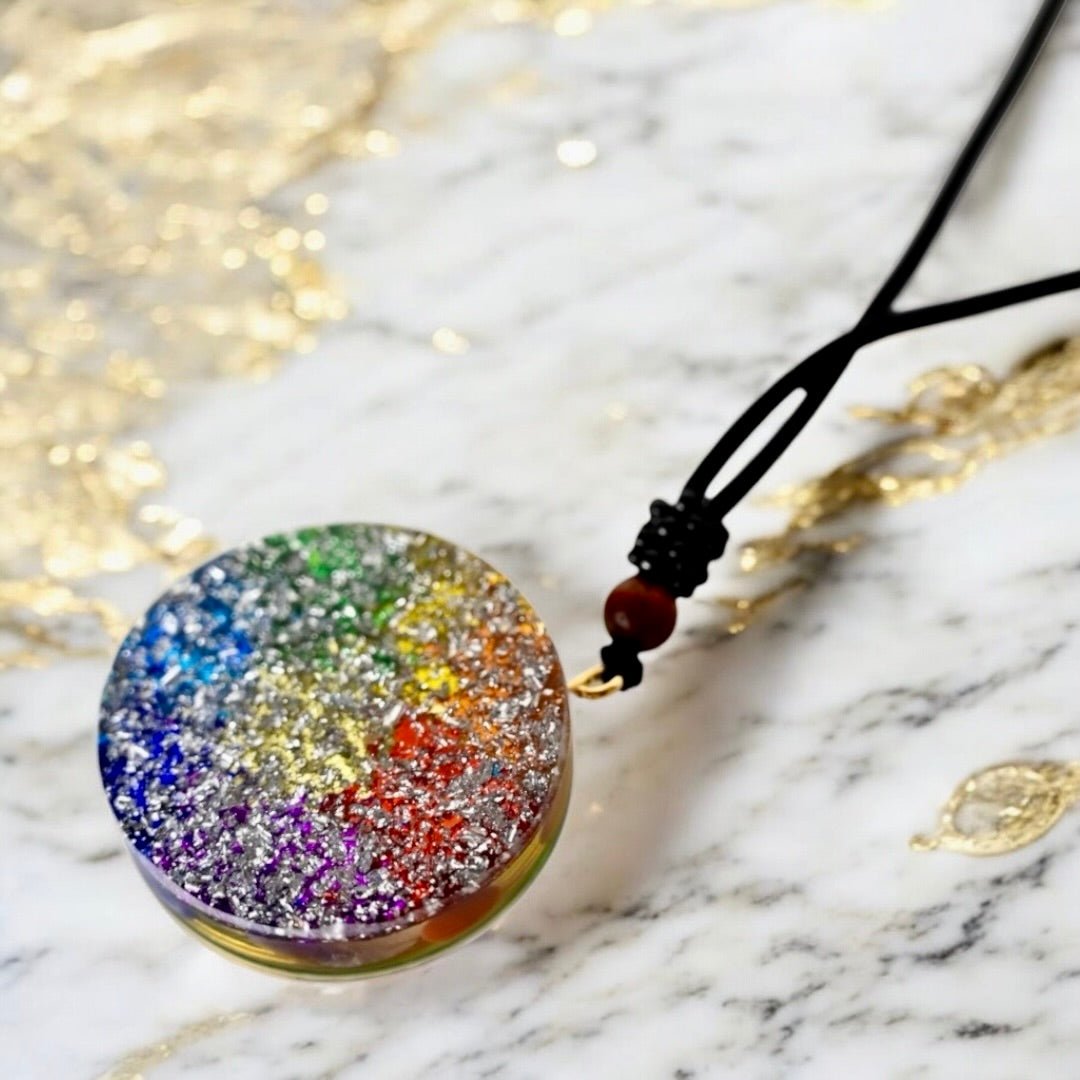 Halskette mit rundem Regenbogen Orgonit Anhänger - CrystalScents