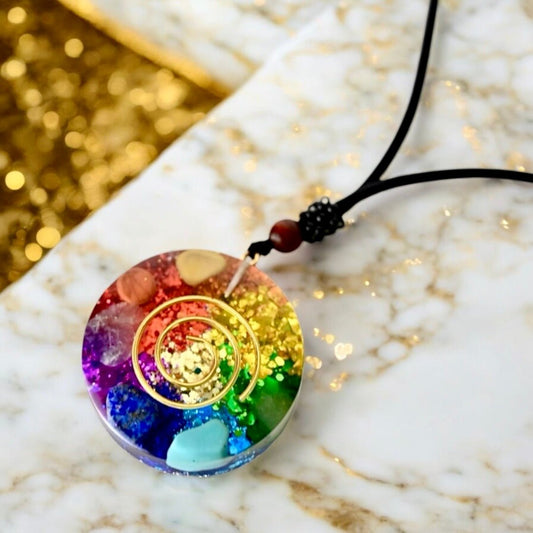 Halskette mit rundem Regenbogen Orgonit Anhänger - CrystalScents