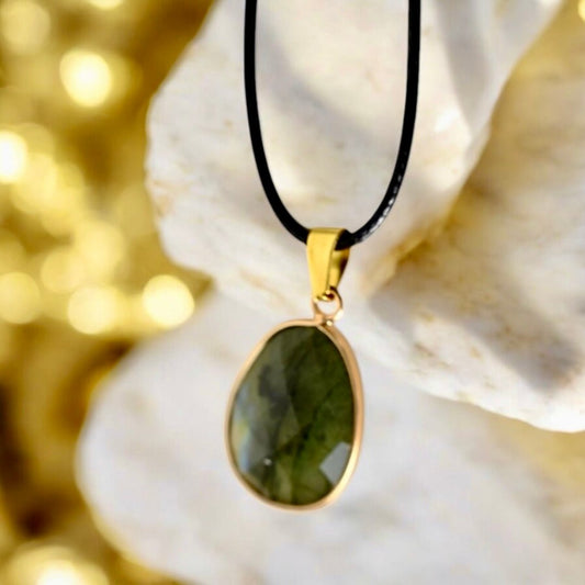 Kette mit facettiertem Labradorit - Anhänger - CrystalScents