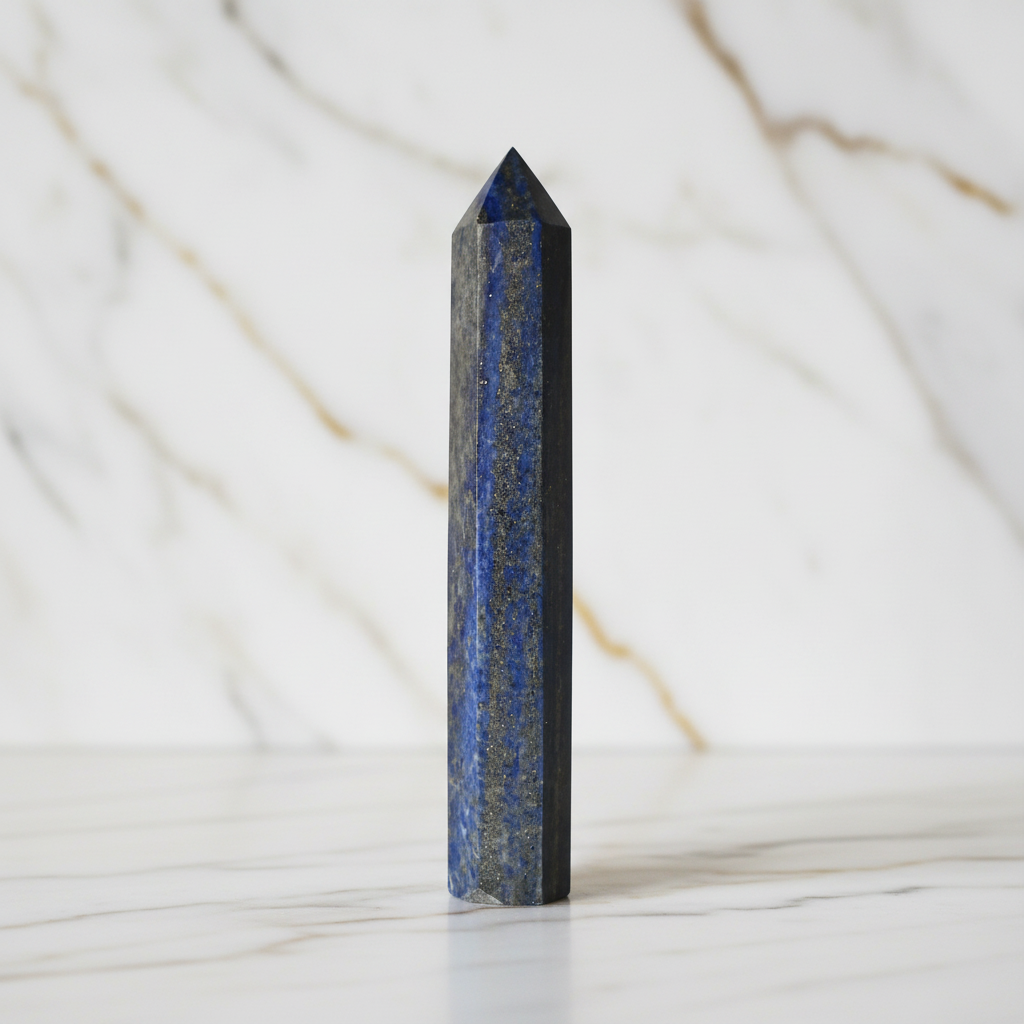 Langer Lapislazuli Obelisk auf Marmor 2