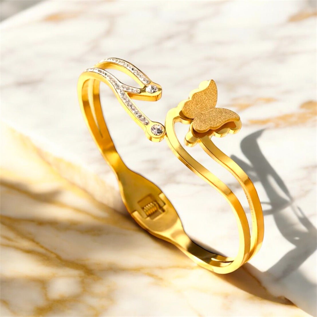 Offenes goldenes Armband mit Schmetterling - CrystalScents