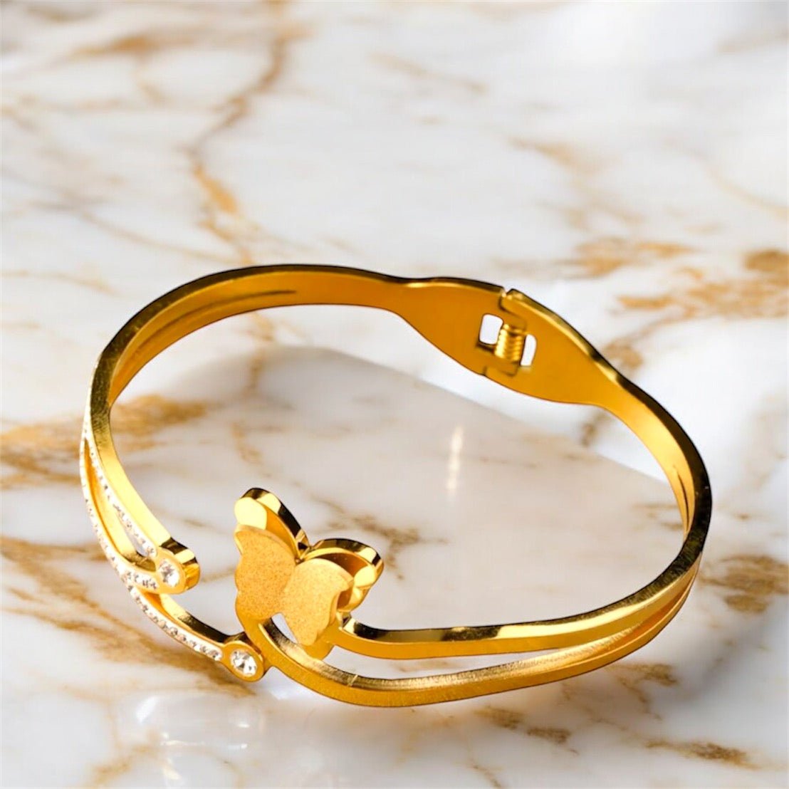 Offenes goldenes Armband mit Schmetterling - CrystalScents