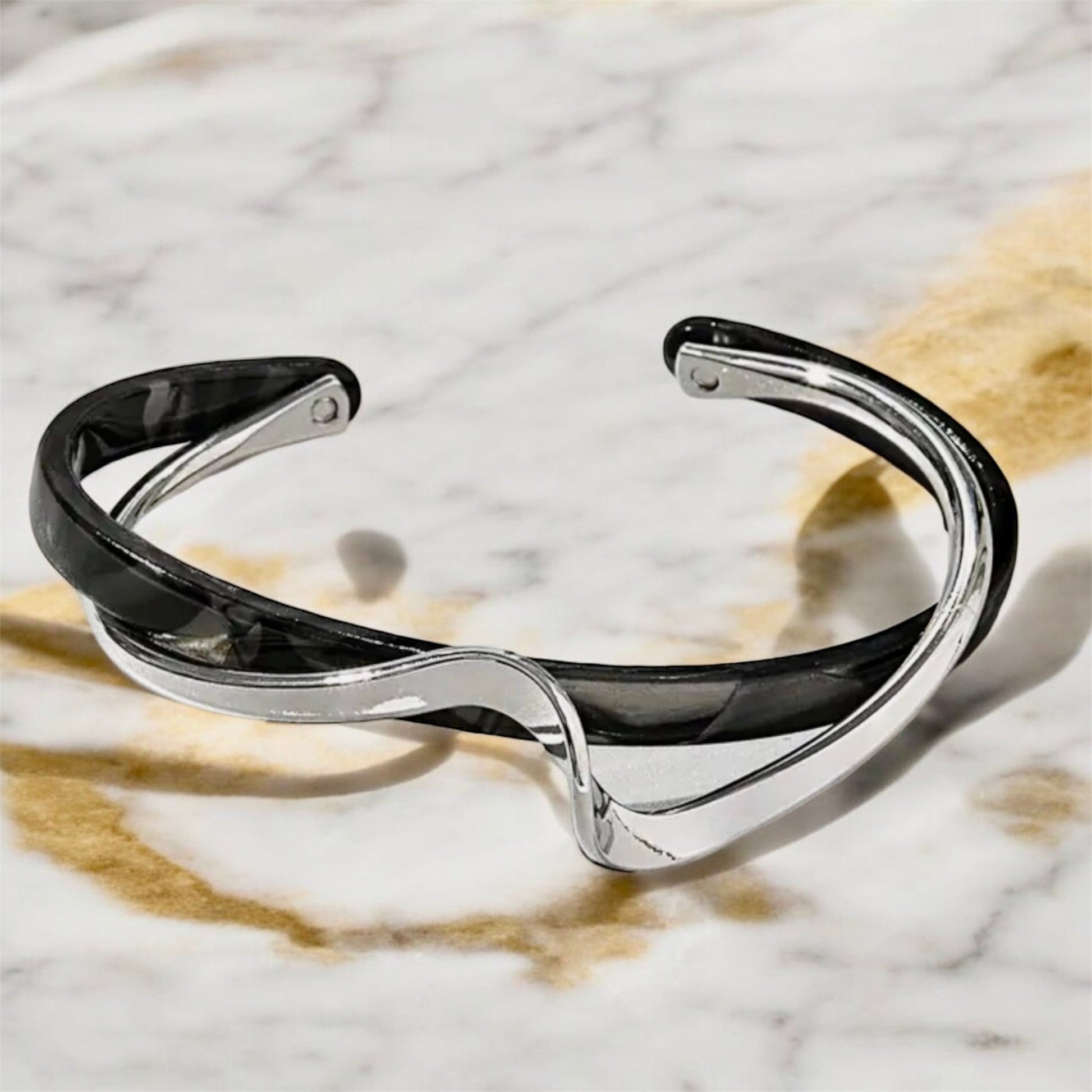Offenes Wellenform - Armband mit Kunstperle in schwarz mit Silber - CrystalScents
