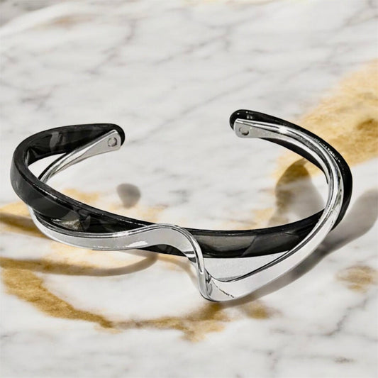 Offenes Wellenform - Armband mit Kunstperle in schwarz mit Silber - CrystalScents