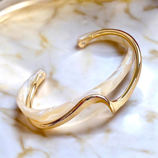 Offenes Wellenform - Armband mit Kunstperle in weiß mit Gold - CrystalScents