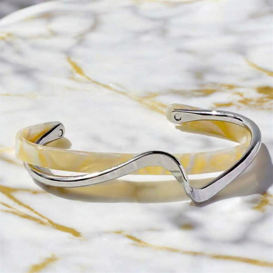 Offenes Wellenform - Armband mit Kunstperle in weiß mit Silber - CrystalScents