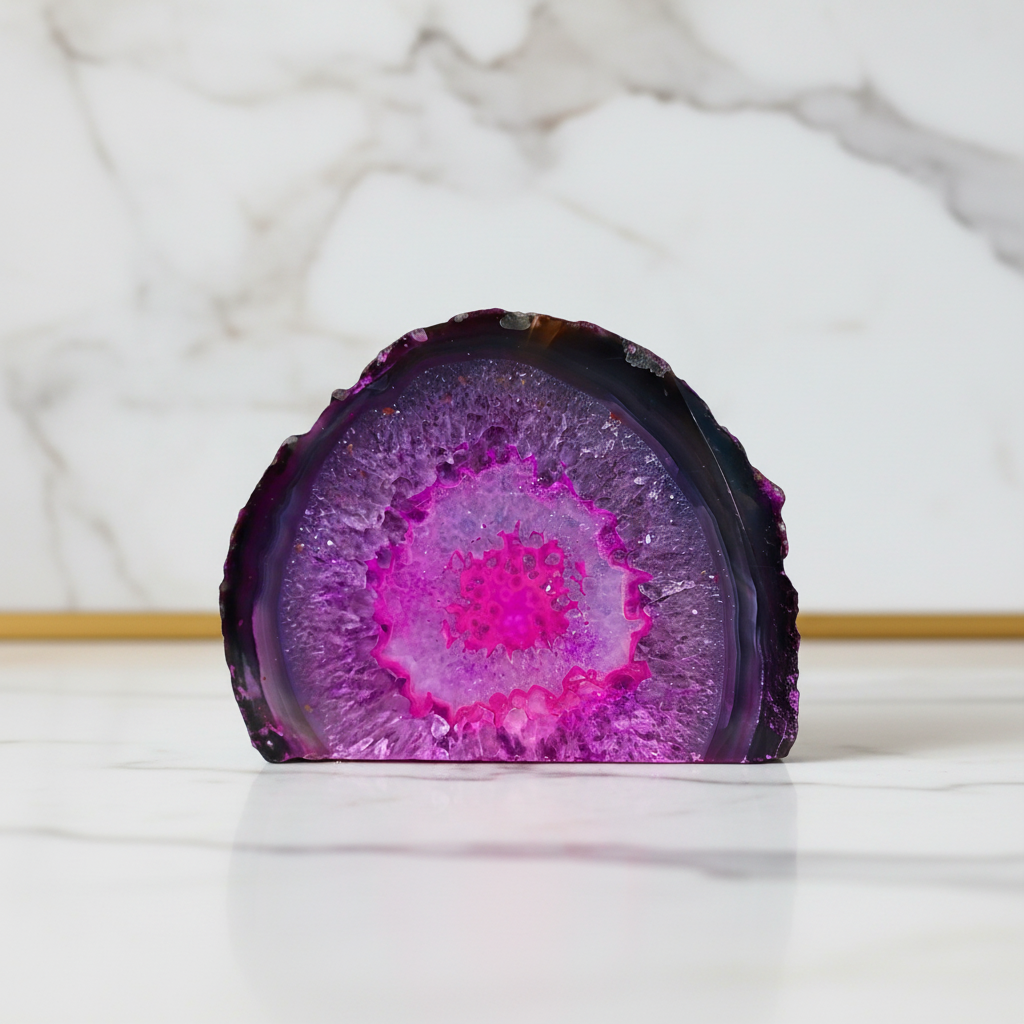 Pinker Achat-Geode auf Marmor 1