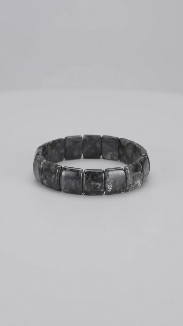 Larvikit Armband - Besondere Outfit-Akzente