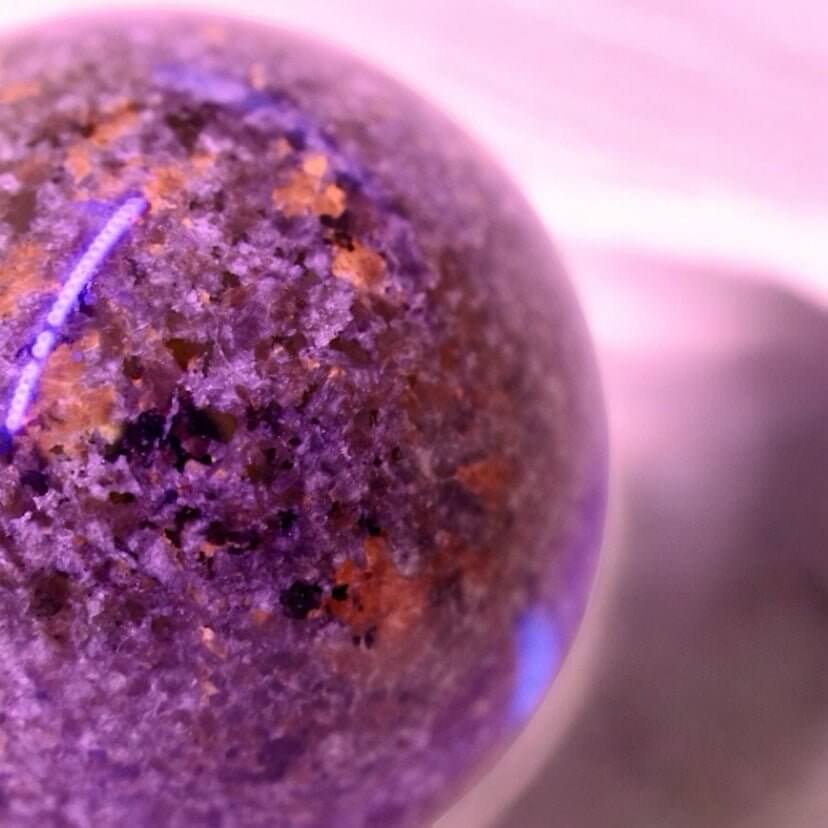 Riesige Flammenstein Kugel – Ausdrucksstarkes Naturstück mit lebendiger Ausstrahlung