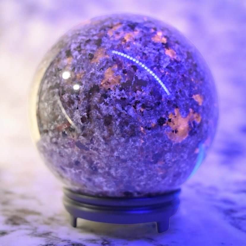 Riesige Flammenstein Kugel – Ausdrucksstarkes Naturstück mit lebendiger Ausstrahlung