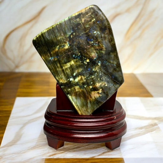 Riesige Labradorit Freiform mit Ständer - CrystalScents