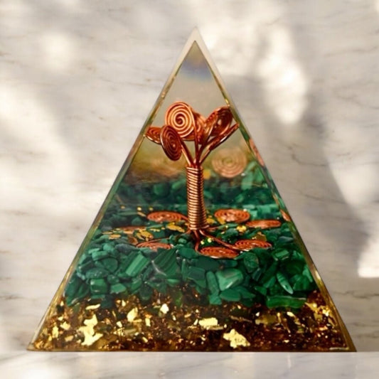 Riesige Orgonit Pyramide „Kupferbaum“ Malachit - CrystalScents