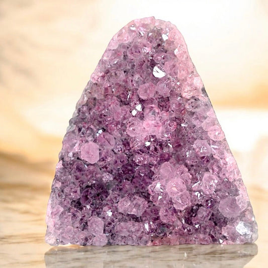 Zart funkelnde rosa Amethystdruse – Strahlendes Wohnhighlight