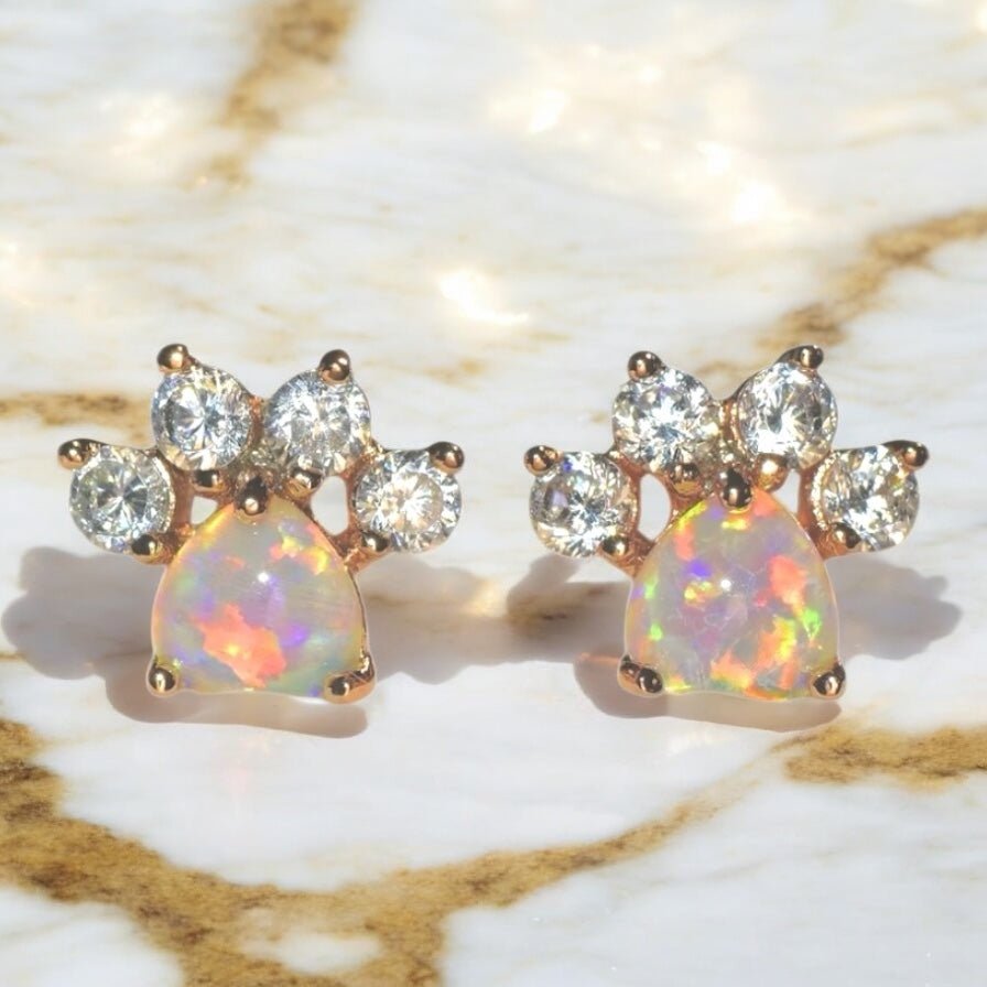 Roségoldene funkelnde Ohrstecker mit Opal „Pfote“ - CrystalScents