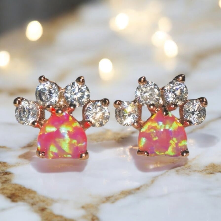 Roségoldene funkelnde Ohrstecker mit pinkem Opal „Pfote“ - CrystalScents