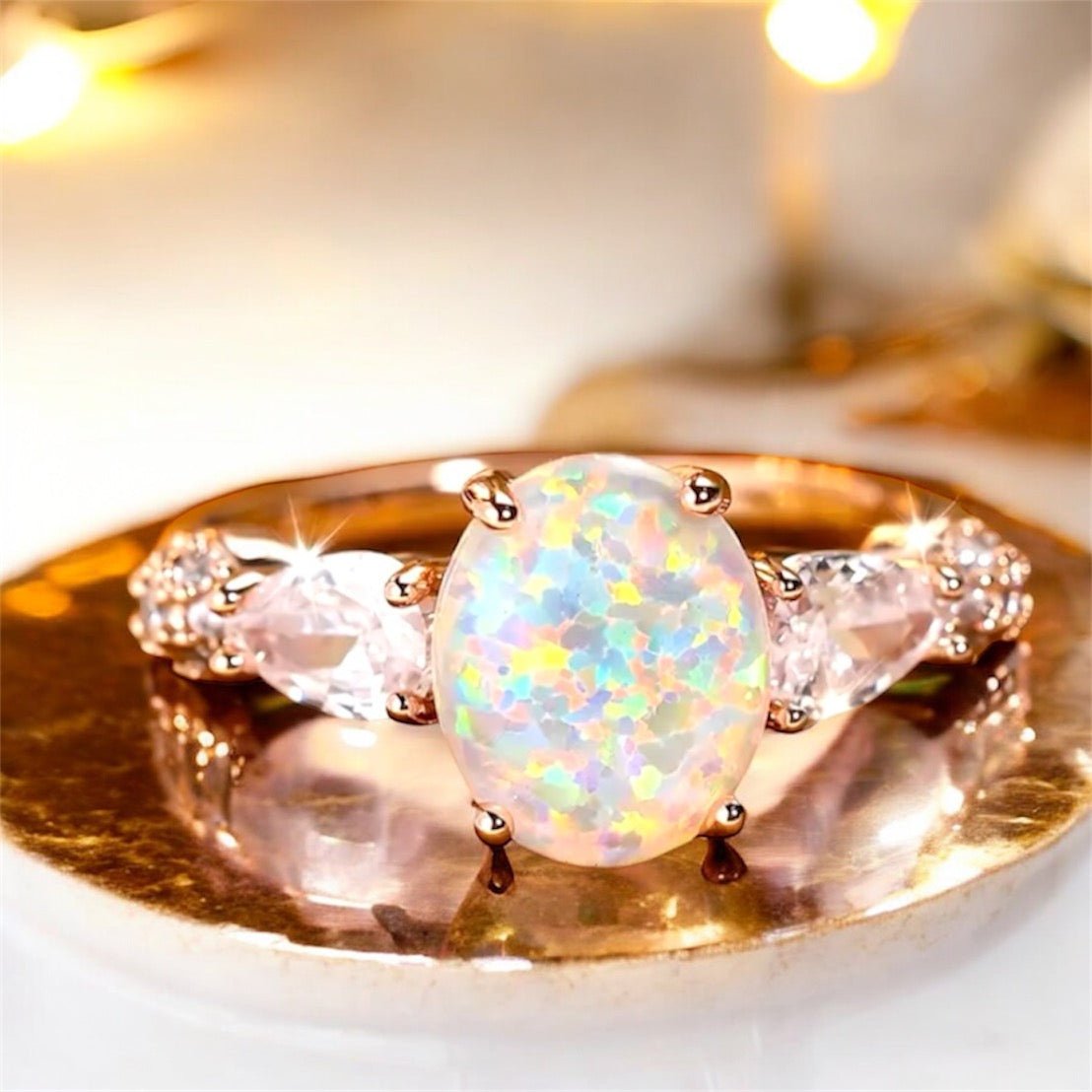 Roségoldener funkelnder Ring mit ovalem Opal - CrystalScents