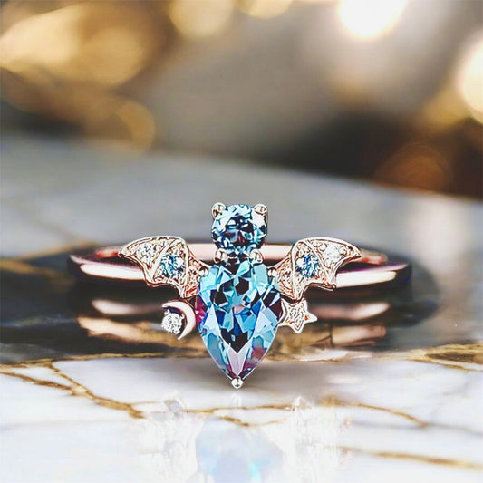 Roségoldener Ring mit funkelnden blauen Zirkonia „Fledermaus“ - CrystalScents