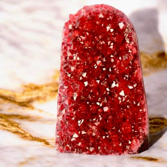 Glitzernde rote Amethystdruse – Elegantes Highlight voller Farbe