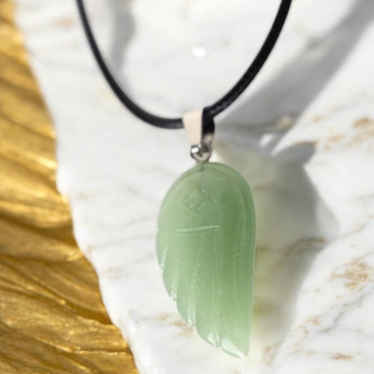 Schwarze Halskette mit Aventurin Flügel - CrystalScents