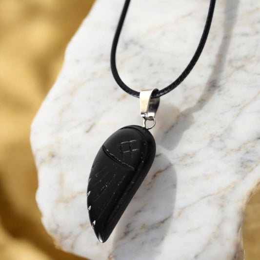 Schwarze Halskette mit Blaufluss Flügel - CrystalScents