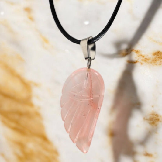 Schwarze Halskette mit Feuerquarz Flügel - CrystalScents