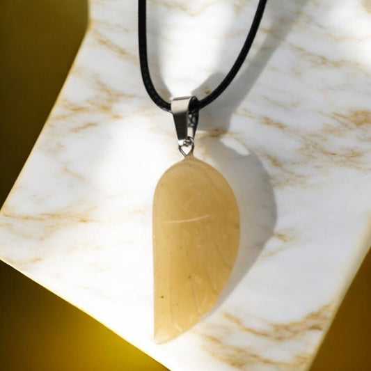 Schwarze Halskette mit gelber Jade Flügel - CrystalScents