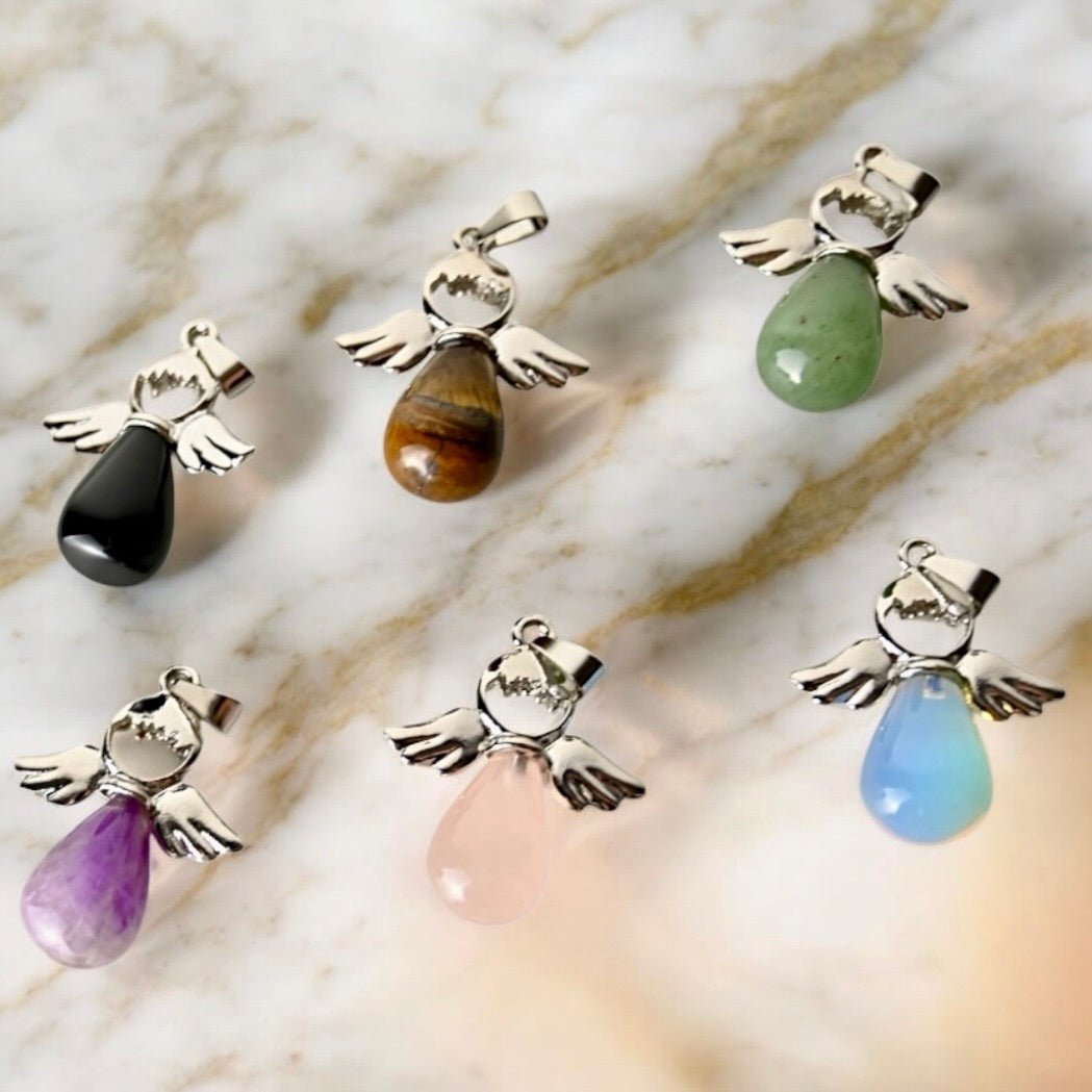 Schwarze Halskette mit Opalit Engel - CrystalScents