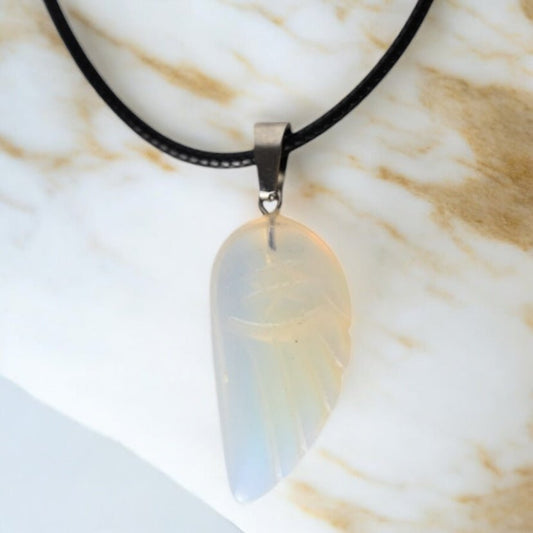 Schwarze Halskette mit Opalit Flügel - CrystalScents