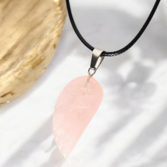 Schwarze Halskette mit Rosenquarz Flügel - CrystalScents