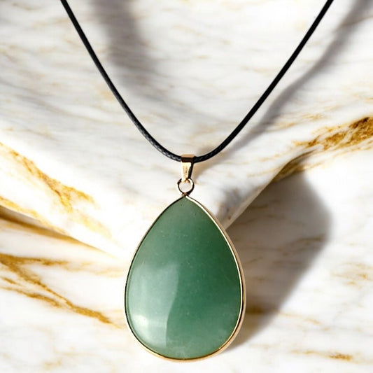 Schwarze Kette mit großem tropfenförmigen Aventurin - Anhänger - CrystalScents