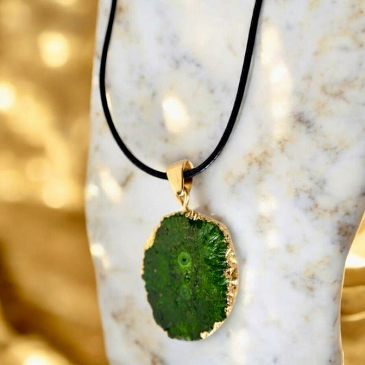 Schwarze Kette mit grüne Achat - Anhänger - CrystalScents