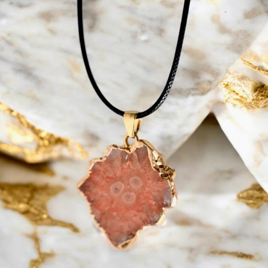 Schwarze Kette mit orangem Achat - Anhänger - CrystalScents