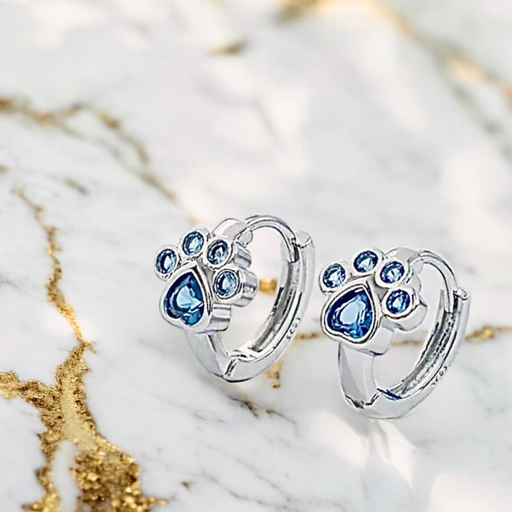 Silberne funkelnde Kreolen mit blauen Zirkonia „Pfote“ - CrystalScents