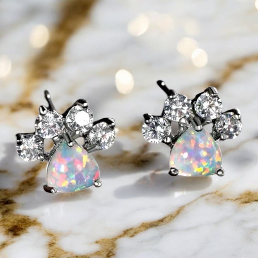 Silberne funkelnde Ohrstecker mit Opal „Pfote“ - CrystalScents