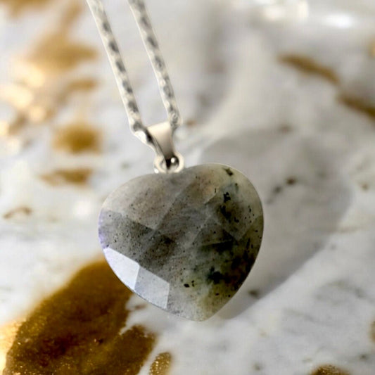 Silberne Halskette mit facettiertem Edelsteinherz - Anhänger; Labradorit - CrystalScents