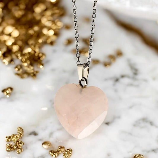 Silberne Halskette mit facettiertem Edelsteinherz - Anhänger; Rosenquarz - CrystalScents