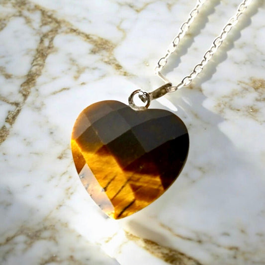 Silberne Halskette mit facettiertem Edelsteinherz - Anhänger; Tigerauge - CrystalScents