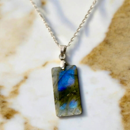Silberne Kette mit geschliffenem Labradorit - Anhänger - CrystalScents