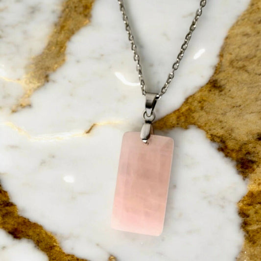 Silberne Kette mit geschliffenem Rosenquarz - Anhänger - CrystalScents