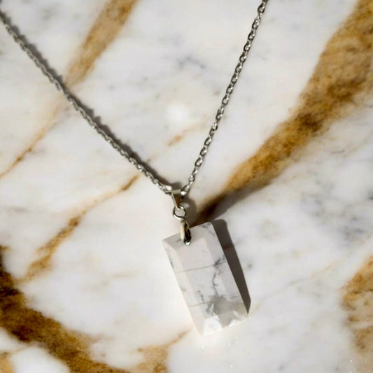 Silberne Kette mit geschliffenen Howlit - Anhänger - CrystalScents