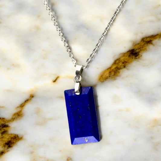 Silberne Kette mit geschliffenen Lapislazuli - Anhänger - CrystalScents